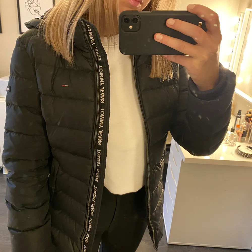 Svart vinterjacka från Tommy hilfiger med avtagbar päls. I stl M men är liten i storleken. Använd 1 vinter så i bra skick. Nypris 2499kr.. Jackor.