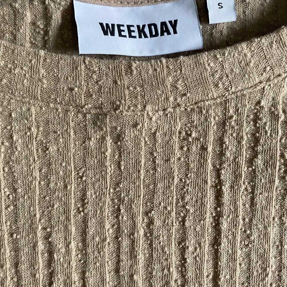 Beige tröjan från Weekday. Säljer pga kom aldrig till användning. . Stickat.
