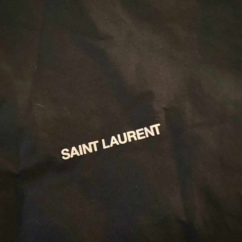 Saint Laurent dustbag som är väldigt stor och är fondrad på insidan. Perfekt för att förvara i eller att använda när man ska packa sin resväska. Aldrig använd och inga fläckar. 69 cm hög och 34 cm bred. Väskor.