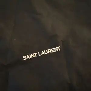 Saint Laurent dustbag som är väldigt stor och är fondrad på insidan. Perfekt för att förvara i eller att använda när man ska packa sin resväska. Aldrig använd och inga fläckar. 69 cm hög och 34 cm bred