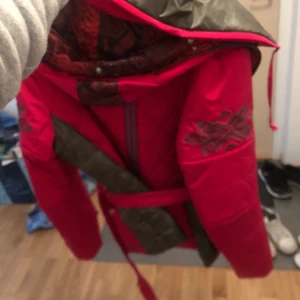 Sportalm jacka  - Säljer nu min sportalm jacka då jag har köpt en ny jacka, nyskick, är storlek 40 men passar mig som har storlek 36 i jackor och tröjor