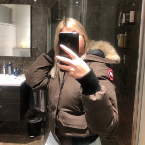 Canada goose - Säljer denna canada goose jackan, chiliwake bomber heter modellen. Jag vet inte 100 % om den är äkta då jag köpt den av en annan tjej därav priset, men det är mycket som visar på att det är en äkta äldre verison av modellen för att det till exempel är äkta päls, en av lapparna i jackan är avklipppta av den tidigare ägaren. Xs men funkar även på S. Skriv för mer info💘
