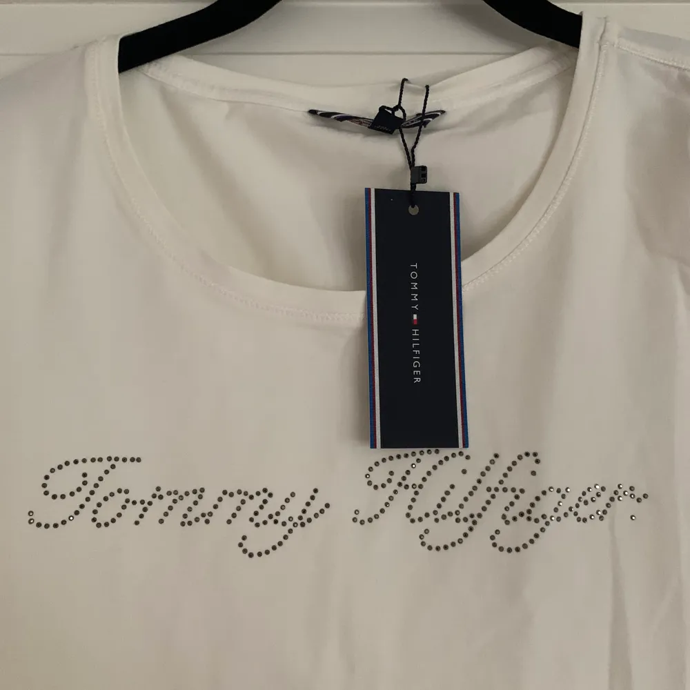 Helt ny Tommy Hilfiger tröja i stolek S. Aldrig använt och lapparna är kvar! Pris kan disskuteras. Tröjor & Koftor.