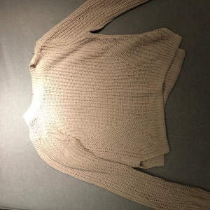 Stickad tröja💕 - En jättefin stickad tröja som går att ha till allt💕 Den är i storlek S men skulle säga att den passar xs-s. Säljer för 80+66kr frakt💕💕