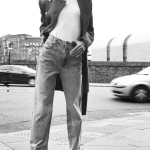 Straight Jeans - Raka smuts gråa jeans från Zara! Helt oanvända! Storlek 36 (sitter som mellan 34/36)