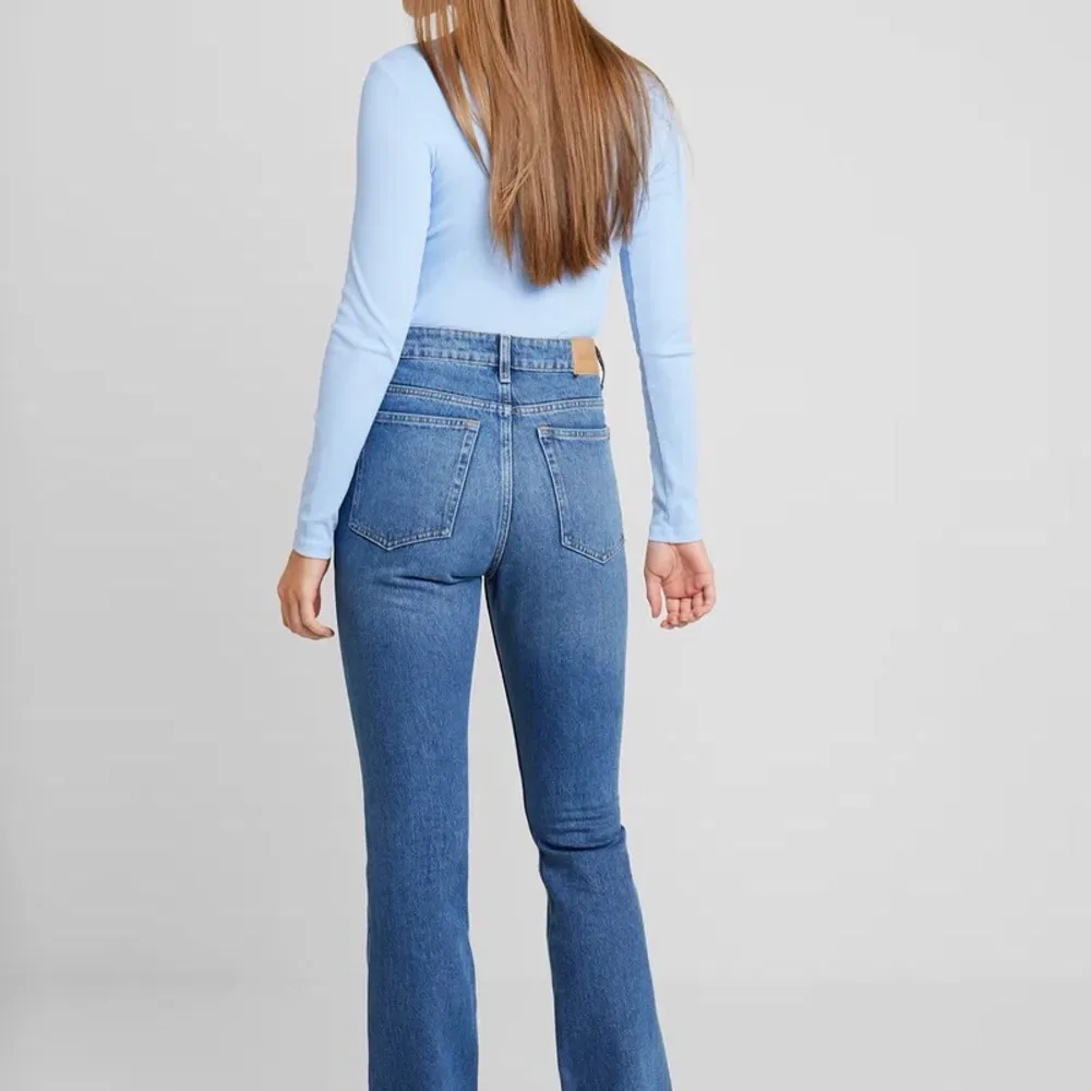 High waisted bootcut jeans från Weekday. Använt 1 gång. Nypris 500kr, säljer för 150kr✨ spårbar frakt 63kr. Jeans & Byxor.