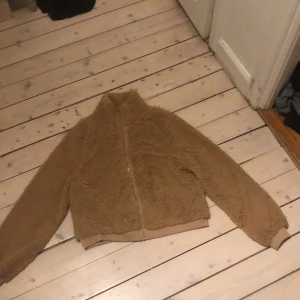 Teddy jacka - Säljer min teddyjacka från Gina tricot då jag dessvärre inte använder den längre, den är storlek XL så den är stor och mysig, också väldigt fluffig och len!  den passar min prima med storlek M. Tar 120kr, kan mötas upp i centrala Stockholm eller frakta (frakt 15kr) 