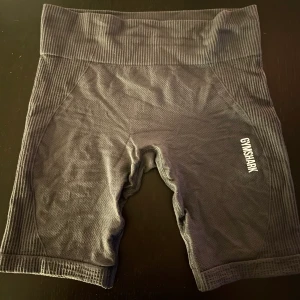 Gymshark shorts  - Supersnygga och sköna gråa shorts från gymshark i storlek S❤️ slutsålda! Materialet är otroligt skönt! 180kr INKLUSIVE frakt 🥳