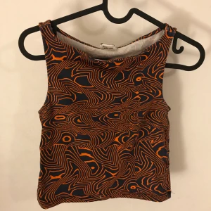 Trippat croptop - Cool croptop med mörkblått och orange mönster! Köparen betalar frakt! Tar Swish 