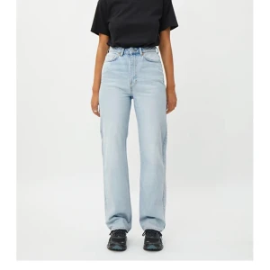 Rowe jeans från Weekday - Jeans i modellen Rowe från Weekday. Färgen Fresh blue. Har klippt av sömmen längst ner, så de är något kortare (går typ till marken på mig som är 168cm). Använd några gånger men fint skick!
