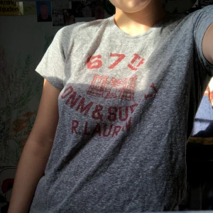 Ralph Lauren grå T- shirt  - Knappt använd grå melerad Ralph Lauren t-shirt med rött tryck. Väldigt bekväm. :) Kontakta för mer info!  