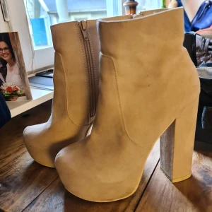 Beiga högklackade klackar i 36 från nelly🥰 - Samfraktar gärna andra annonser, skickar alltid med skicka lätt men givetvis kan man skicka på annat vis om så önskas. Via skicka lätt får du direkt information om ditt paket och kan lätt spåra ditt paket på postnords app eller på hemsidan. Inga priser för det mesta är hugger i sten, buda gärna, har rätt att neka. ⭐⭐ Köper du direkt så skickas ditt paket inom 1-2 dagar efter betalning. ⭐⭐