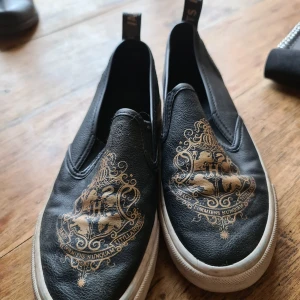 Harry potter skor strl 37 - Hej! Säljer fina skor inköpt i london på primemark. Storlek 37. Hogwarts loggan på skorna. Använda men bra skick.