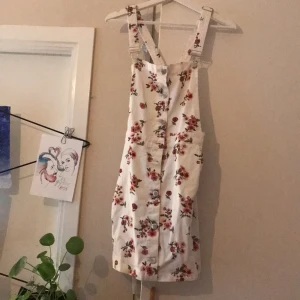 Hängselklänning  - Hängselklänning från hm, kommer inte till användning, kan hämtas upp i Stockholm eller fraktas.