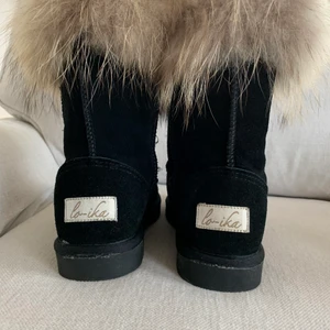 Märkes stövlar (uggs) stl 37 (Italiensk storlek)  - Ej använda. Varma och äkta päls. Köptes för 1500kr