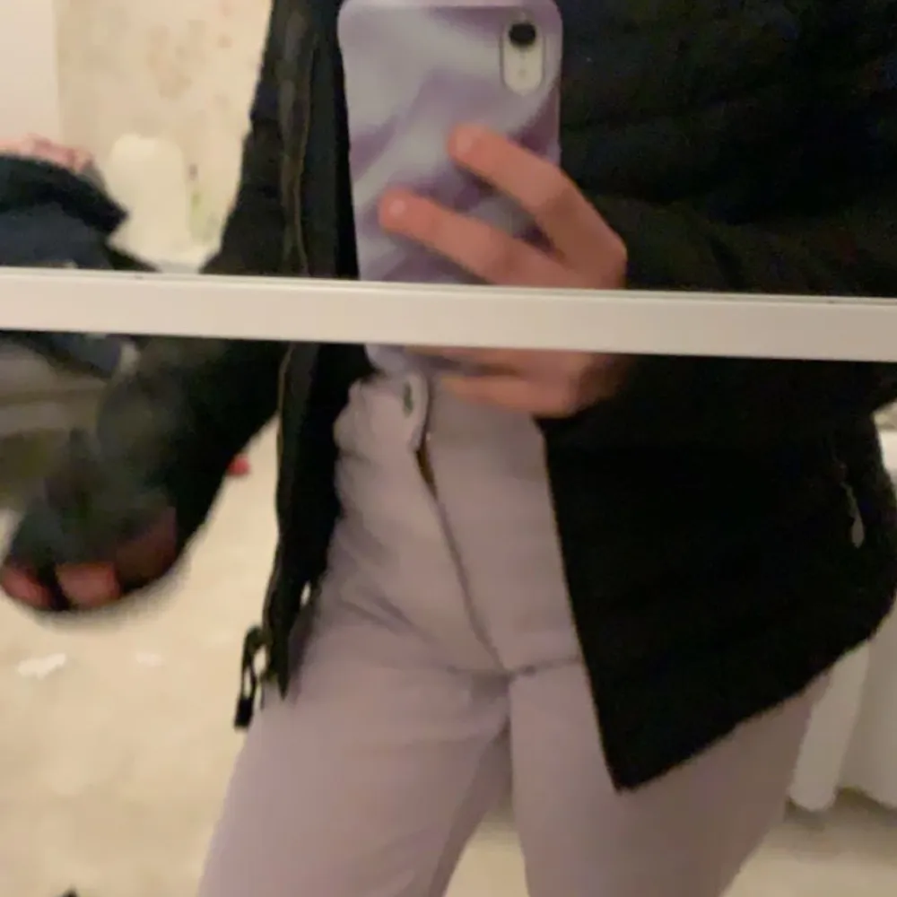 Jätte skön odd Molly dunjacka i modellen 851 downfall jacket. Super bra skick. Fickor med dragkedja på sidorna och innerficka få vänster sida. Håller värme i vinter och nypris är 1995kr och säljs 800kr inklusive frakt💘💘💘. Takit.