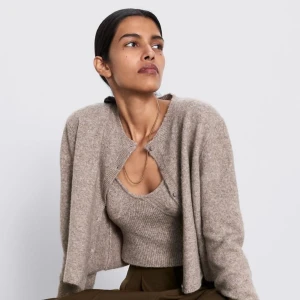 Stickad kofta från Zara - Säljer min trendiga och populära kofta från Zara! Den är i Storlek L men passar mig som vanligtvis är storlek S, på mig sitter den lite oversized men väldigt snyggt! (Jag säljer även en matchande topp) 💞💞💞 jag kan antingen mötas upp i Stockholm eller frakta