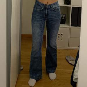Bootcut jeans från Boomerang i storlek 36, jag är ungefär 167 och längden är perfekt! Nypris: 1000kr