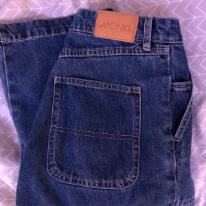 blåa jeans  - väldigt bekväma och även snygga byxor från monki i fint skick! säljer endast för att de är lite för korta för mig. pris kan absolut sänkas/diskuteras. p.s säljer även ett par beiga och svarta såna här byxor. och ett par svarta jeans, checka in dem❤️