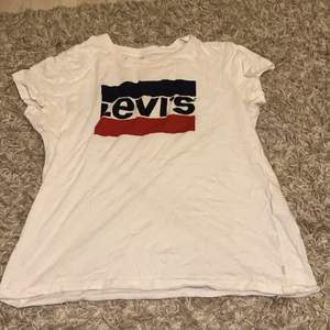 Levis T-shirt använd några gånger säljer för att jag har för mycket kläder 
