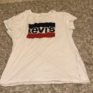 Levis T-shirt  - Levis T-shirt använd några gånger säljer för att jag har för mycket kläder 
