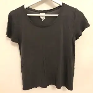 Monki Gråblå t-shirt, lätt cropped Strl S 100% viscose  Kan mötas i Stockholm eller skicka mot fraktkostnad! ✨🌸✨