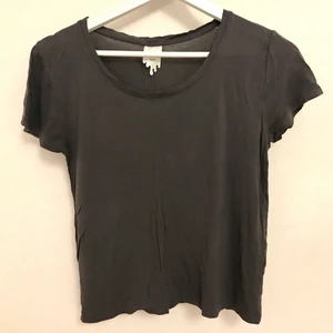 Duvblå tröja, S - Monki Gråblå t-shirt, lätt cropped Strl S 100% viscose  Kan mötas i Stockholm eller skicka mot fraktkostnad! ✨🌸✨