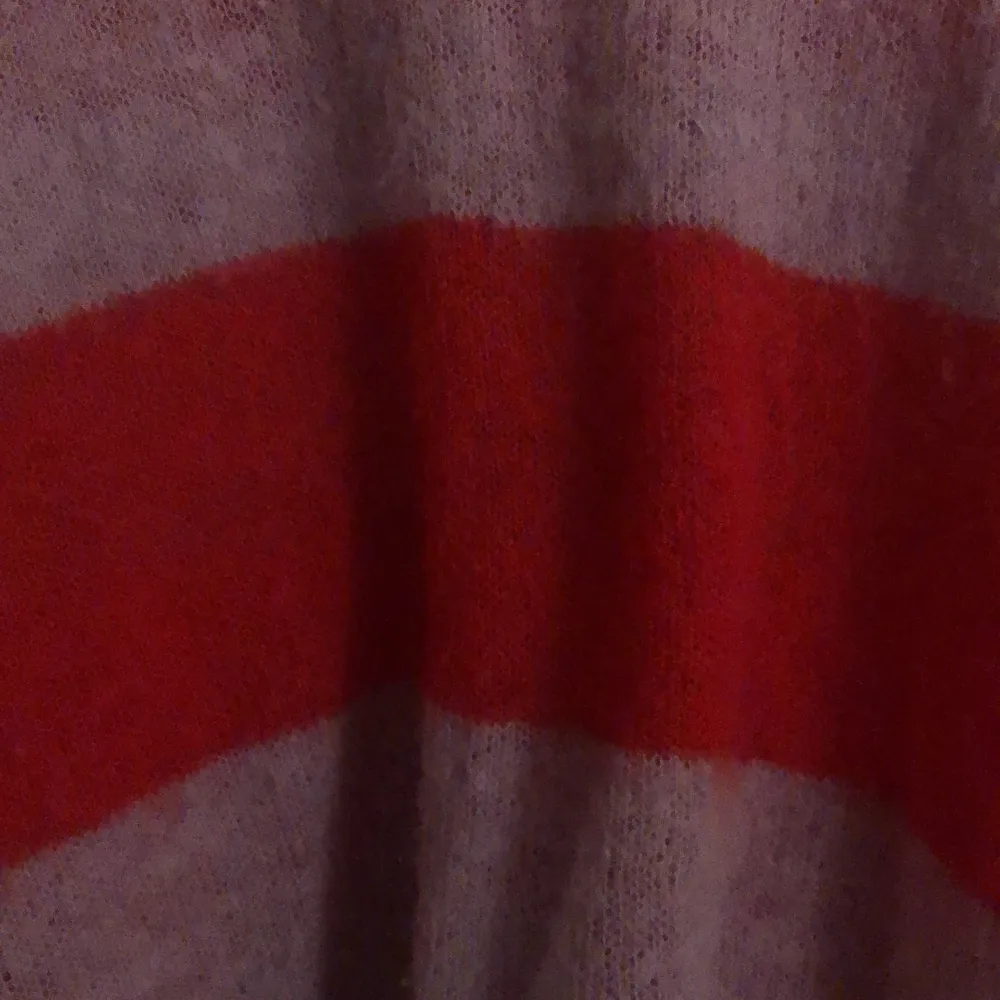 Lila röd randig tröja från NAKD i strl 36 i bra skick☺️. Tröjor & Koftor.