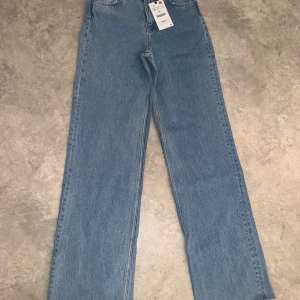 HELT NYA Zara byxor i storlek 38  - Köpta för en vecka sen på rea för 199kr, originala priset är 399kr, säljer de på grund av de är lite små i storleken och tappade bort returpappret. Säljer de för 199kr inklusive frakten. Skriv vid intresse 🥰