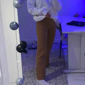  - Ett par kamelfärgade jeans från Weekday i modellen Row. Snygga och sitter bra på mig som är ungefär 175cm. Säljer pågrund av att jag behöver pengar😬💓 köpta för 500kr säljer för 290, spårbar frakt tillkommer på 63kr