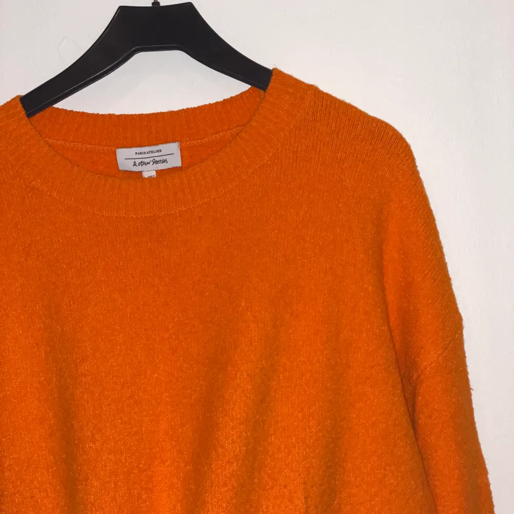 Jättefin orange tröja som är lite cropped i modellen. Inte speciellt använd. Frakt tillkommer. Stickat.