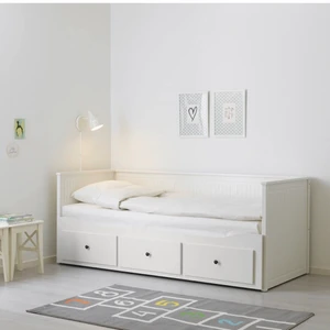 Ikea säng  - har en säng som är liknande som på bilden, min har dock inte ”gavel” på sidan där man har fötterna och det är inte förvarings lådor där nere utan det är en säng som man kan dra ut. Hittade dock ingen bild eftersom Ikea slutade sälja de! Pris kan diskuteras 