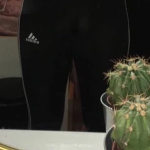 Adidas byxor - Ett par fina adidas byxor i svart, bra till träning slulle säga s/m men beror på hur du vill att dom ska sitta. Kom privat för frågor eller fler bilder, priset kan diskuteras, (köparen står för frakten)💕