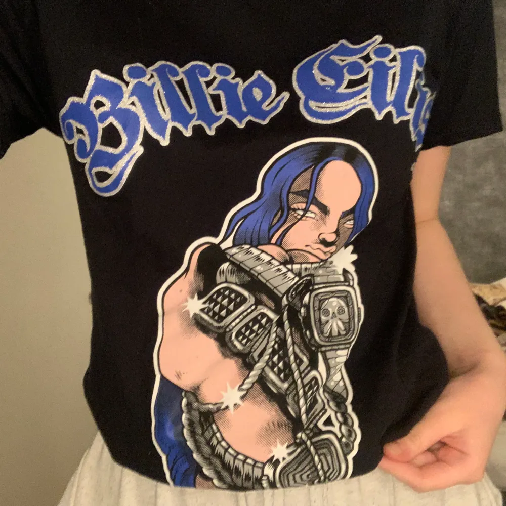 Supercoola billie-tröja med glittrig text. Köpt när billie eilish hade konsert i Sverige 2018. Endast använd under konserten. Buda från 100kr. T-shirts.