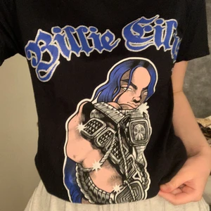 Billie eilish tour t-shirt - Supercoola billie-tröja med glittrig text. Köpt när billie eilish hade konsert i Sverige 2018. Endast använd under konserten. Buda från 100kr