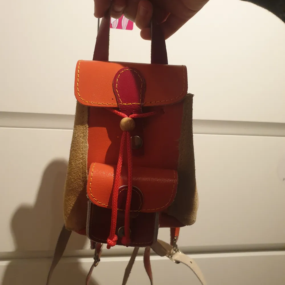 jättesöt liten ryggsäck i läder som ger mig cottagecore vibes 🥺🥺. Accessoarer.
