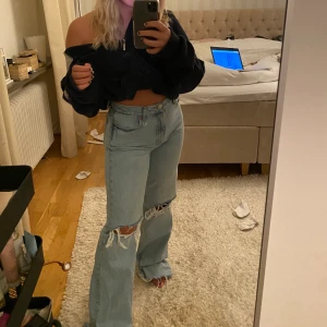 Zara jeans - Säljer mina fina zara jeans! Dem har en liten slitning vid benet längst ner då jag e väldigt kort och gått på dem. Inget man lägger märke till