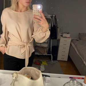 Ljus rosa blus - Säljer min fina rosa blus eftersom att den inte har kommit till användning, extremt skön och luftig och INTE genomskinlig:)) 