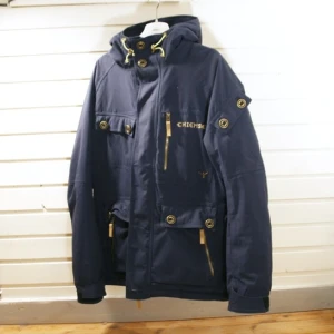  - Skidjacka från Chiemsee, snölås och muddar som man fäster med tummen. Storlek S, är lite för liten som skidjacka för mig som är ca 180, men bra som vanlig jacka. 

Kan hämtas i Falun. 