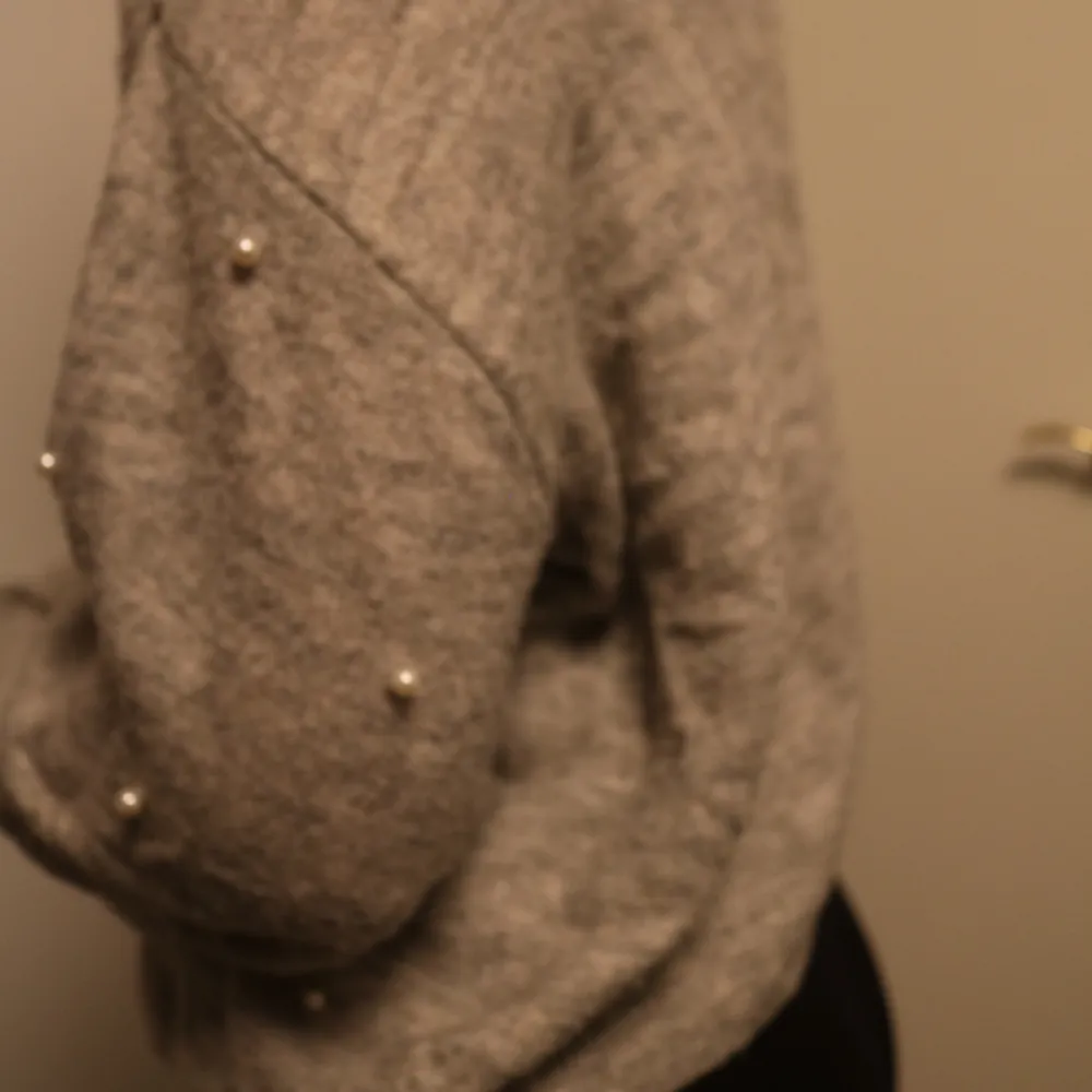 En stickad tröja från H&M med ”knoppar” på. En grå tröja som inte sticks. Lite knollrig eftersom den har används. Storlek S men passa M 😊 Frakt:29kr. Tröjor & Koftor.