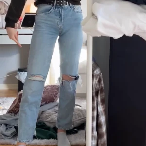 Raka jeans - Jeans från hm som är slutsålda. Liknar de populära Gina tricot jeansen. Väldigt fina jeans men i min smak är dom alldeles för korta för mig, skulle passa bättre på någon som är lite kortare. Jag är 170. Spårbar frakt!