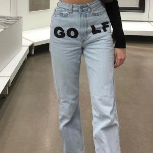 Weekday jeans  - Weekday jeans i modellen ROW i storlek 24, målade och broderade av mig. Säljer få det inte används. Bud 190kr