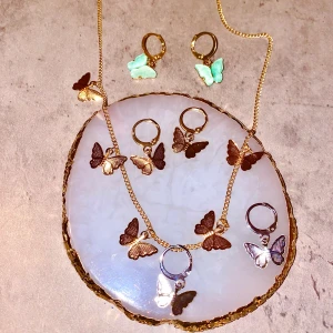Snygga örhängen och halsband  - Snygga fjäril örhängen och halsband 🦋💕 helt nya!                     halsband på guld är slutsålt ❌ |❌  örhängen guld slutsålt ❌  /silver1kvar /ljusgrön 1kvar