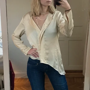 Asymetrisk blus - Blus i silke-linkande material som är fint och glansigt. Går att knäppa upp kragen högt eller ha den avslappnat. Skriv om ni har frågor 💘