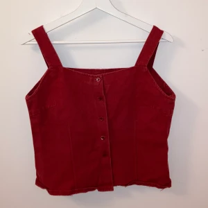 Linne - Säljer detta röda linne i jeanstyg! Köpt på humana men är nog hemsytt från början! Så fin och ordentligt gjord! Skulle säga att den är s/m💖 hör av er för fler frågor