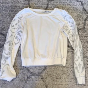 Super snygg långärmat tröja  - Tyvärr kommer inte plagget till användning 