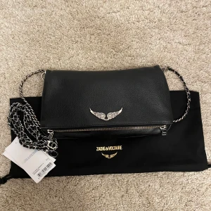 Zadig & Voltaire ROCK  - Jätte fin Zadig & Voltaire Rock väska  som har använts sparsamt men har inte använt den på någon månad så funderar på att sälja den !  Köpt för 3265kr på Zalando i Maj, buda i kommentarerna då det är många som är intresserade 