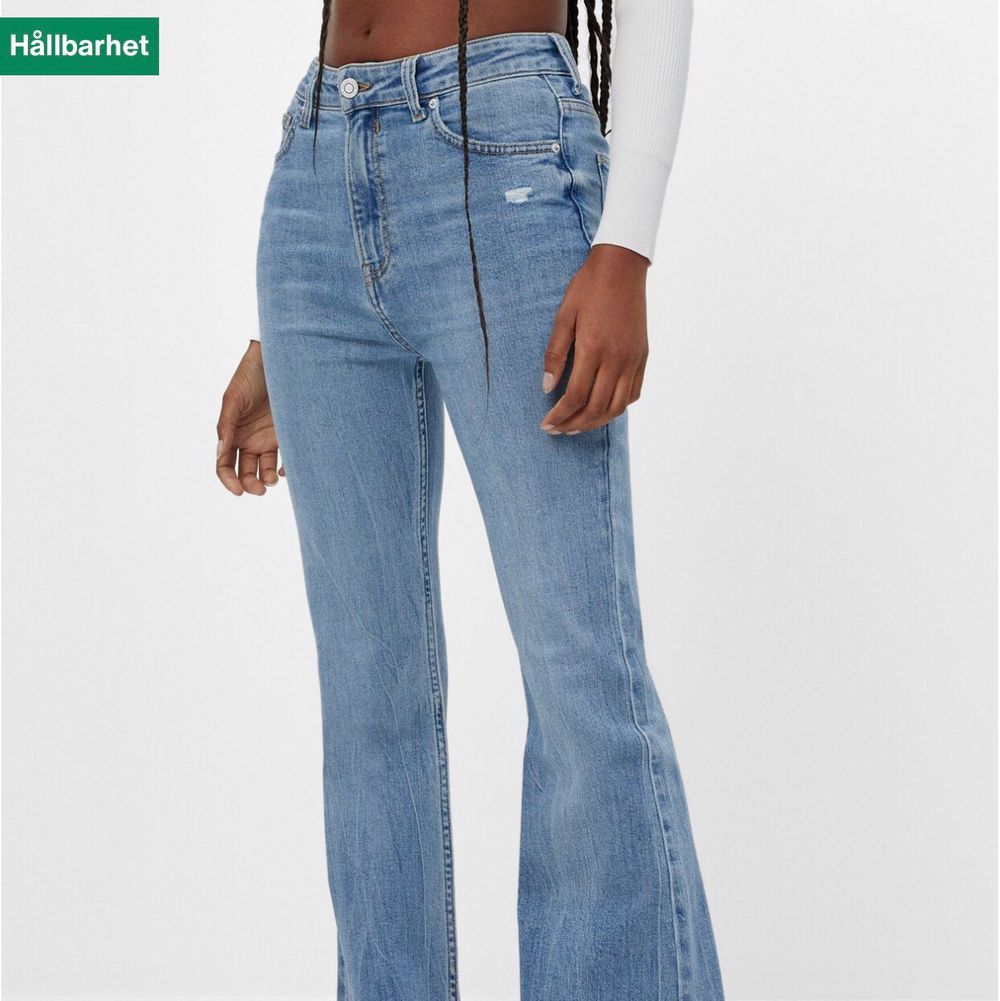 SLUTSÅLDA populära bootcut jeans från Bershka💕 (ALDRIg ANVÄNDA men lappen drog jag av för jag trodde jag ville ha dem)🥂 passar för den som är runt 164-174 i längden ☁️🧉. Jeans & Byxor.