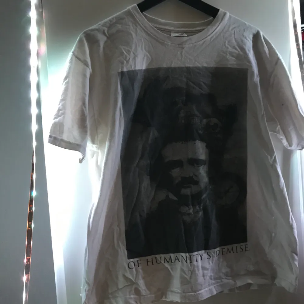Edgar Allan Poe tröja, helt okej skick! Köparen står för frakt och meddela om du har frågor!. T-shirts.