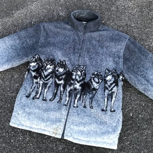 Wolf jacka - Super mysig och varm kofta med varg motiv. Denna sitter superfin oversized! Perfekt nu i vinter :) Frakt tillkommer på 63kr (postnord spårvart)  Dessa är enda bilderna som jag har på plagget! :)